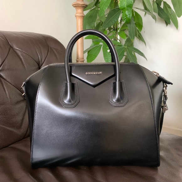 Givenchy Handbags - Givenchy Antigona Medium LIKE NEW 🌟